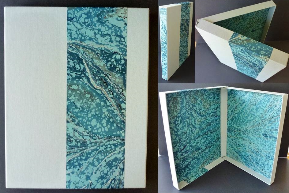 Grande boite-livre avec papier marbré bleu